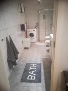 a bathroom with a toilet and a rug on the floor at Sjønær leilighet med gangavstand til strand i Larvik in Larvik +17 photos