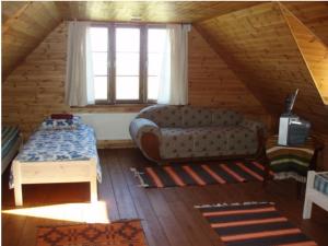 uma sala de estar com um sofá numa cabina em Tuulingu Holiday House at Matsalu National Park em Haeska