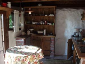 - une cuisine avec un comptoir et une table dans une pièce dans l'établissement Tuulingu Holiday House at Matsalu National Park, à Haeska