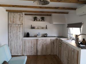 Кухня или мини-кухня в Snug Independent Room
