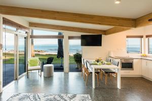 Gallery image of Golden Sand Beachfront Accommodation in Coopers Beach
