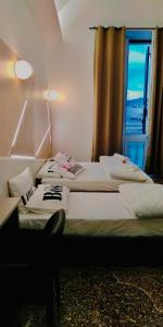 Dos camas en una habitación con ventana. en Centro Acquario Family, en Génova