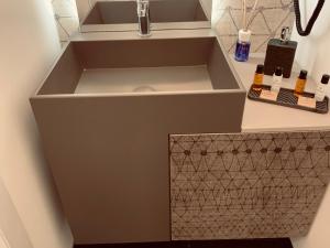 - Baño con lavabo y encimera en Centro Acquario Family, en Génova 14 fotos más