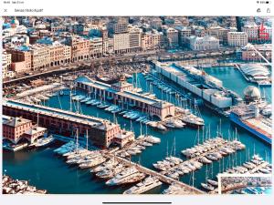 una vista aérea de un puerto deportivo con barcos atracados en Centro Acquario Family, en Génova