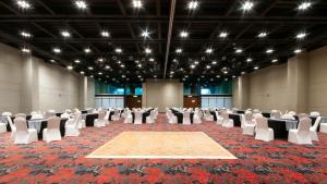 un gran salón con sillas blancas y alfombra en Holiday Inn Buenavista, an IHG Hotel, en Ciudad de México