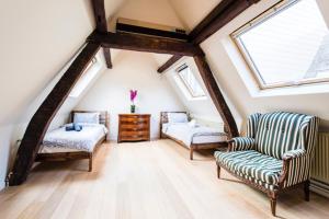 Habitación en el ático con 2 camas y ventana en HOFMARKGRAAF - Unique apartment in historic Antwerp mansion, en Amberes 29 fotos más