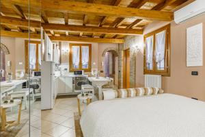 a bedroom with a large bed and a bathroom at Nell'antico ghetto ebraico in Ferrara