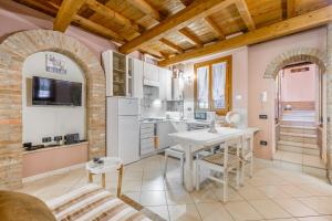 eine Küche und ein Esszimmer mit einem Tisch und Stühlen in der Unterkunft Nell'antico ghetto ebraico in Ferrara