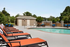 Der Swimmingpool an oder in der Nähe von Holiday Inn Express Hotel & Suites Auburn - University Area, an IHG Hotel