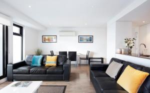 Χώρος καθιστικού στο RNR Serviced Apartments North Melbourne