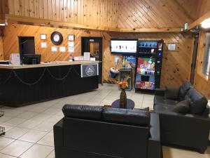 una sala de espera con sofás y un mostrador en una tienda en Econo Lodge Salina Scenic Route 89 & I-70 en Salina