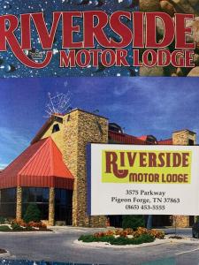 un póster para un lodge de motor junto al río con un edificio en Riverside Motor Lodge - Pigeon Forge en Pigeon Forge