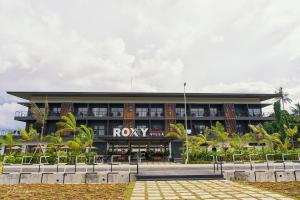 SematanRoxy Sematan Villa & Townhouse的前面有一间罗利酒店