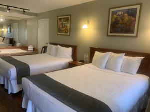Postel nebo postele na pokoji v ubytování Hotel and Suites Les Laurentides