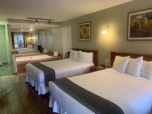 Postel nebo postele na pokoji v ubytování Hotel and Suites Les Laurentides