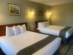 Postel nebo postele na pokoji v ubytování Hotel and Suites Les Laurentides