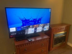 TV a/nebo společenská místnost v ubytování Hotel and Suites Les Laurentides