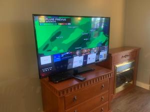 TV a/nebo společenská místnost v ubytování Hotel and Suites Les Laurentides