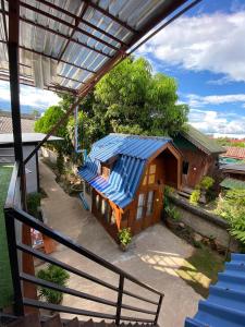 einen Blick über ein Haus mit blauem Dach in der Unterkunft No. 8 Pai in Pai