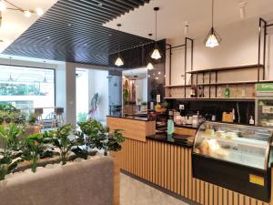 un restaurante de comida rápida con una barra y una cafetería en Hong Hao Hostel and Motorbikes en Ha Giang