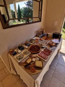 uma mesa com comida numa sala em Au Clos de Mathilde em Sarlat-la-Canéda
