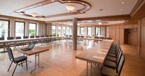 a large conference room with tables and chairs at Forellenhof Rössle Hotel & Restaurant in Honau