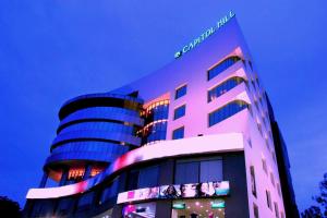 Un edificio con un cartel encima en Capitol Hill, en Ranchi