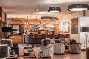 salon z kanapą i krzesłami w obiekcie Hotel Adapura Wagrain w mieście Wagrain