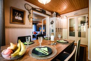 a dining room table with a bowl of fruit on it at Taikaloora-lomahuoneisto Oulujärvi in Vaala