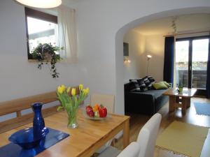 アプテナウにあるFerienwohnung Ronacherのテーブルとソファのあるリビングルーム +47枚の写真