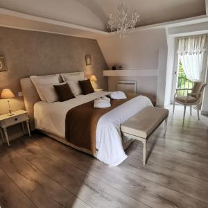 1 dormitorio con 1 cama grande y 1 silla en Au Clos de Mathilde, en Sarlat-la-Canéda