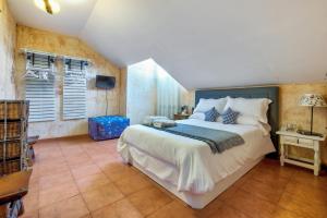 Ένα ή περισσότερα κρεβάτια σε δωμάτιο στο Casa Rural La Torca Ruidera +17 φωτογραφίες