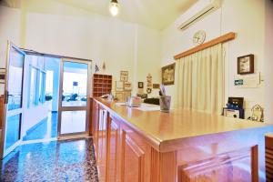 eine Küche mit einer hölzernen Arbeitsplatte in einem Zimmer in der Unterkunft Hotel Blue Sea in Tiros