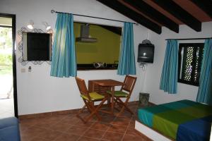 Habitación con mesa, sillas y cama en Villa Pedras del Rey, en Luz de Tavira