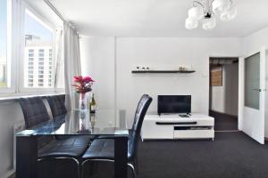 TV a/nebo společenská místnost v ubytování P&O City Center Apartments