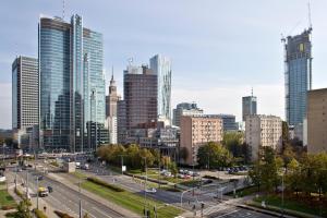 Nespecifikovaný výhled na destinaci Varšava nebo výhled na město při pohledu z apartmánu