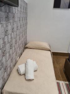 łóżko z dwoma rolkami ręczników w obiekcie Casa Vacanze Riva Destra w mieście Ischia