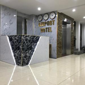 um lobby de um hotel com relógios na parede em Noi Bai Airport Hotel em Noi Bai