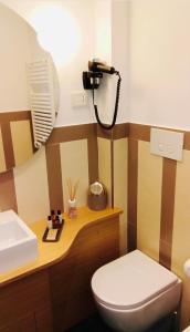 La salle de bains est pourvue de toilettes blanches et d'un lavabo. dans l'établissement Centro Acquario (A), à Gênes