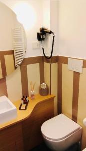 ジェノヴァにあるCentro Acquario (A)の白いトイレと洗面台のあるバスルーム
