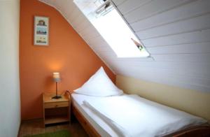 a bedroom with a bed with a skylight at Ferienhof Stadtländer in Mardorf am Steinhuder Meer in Neustadt am Rübenberge