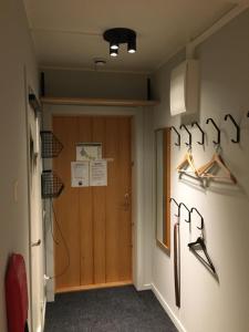 korytarz z drewnianymi drzwiami w pokoju w obiekcie Arctic Lodge w mieście Riksgränsen