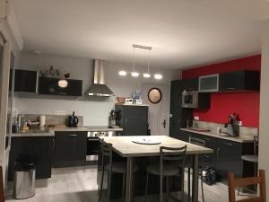 Η κουζίνα ή μικρή κουζίνα στο Le Clos Des Pinsons +4 φωτογραφίες