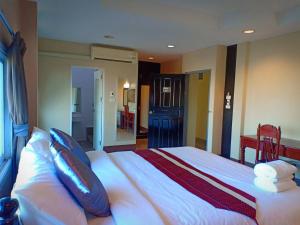 Postel nebo postele na pokoji v ubytování Submukda Phoomplace Hotel