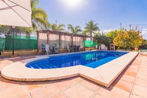 The swimming pool at or close to Cubo's Casa Rural Huertecilla Macias