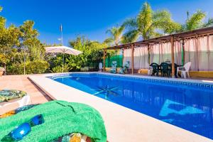 The swimming pool at or close to Cubo's Casa Rural Huertecilla Macias
