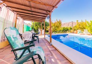 The swimming pool at or close to Cubo's Casa Rural Huertecilla Macias