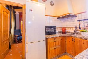 A kitchen or kitchenette at Cubo's Casa Rural Huertecilla Macias
