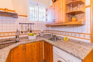 A kitchen or kitchenette at Cubo's Casa Rural Huertecilla Macias