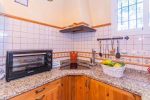 A kitchen or kitchenette at Cubo's Casa Rural Huertecilla Macias